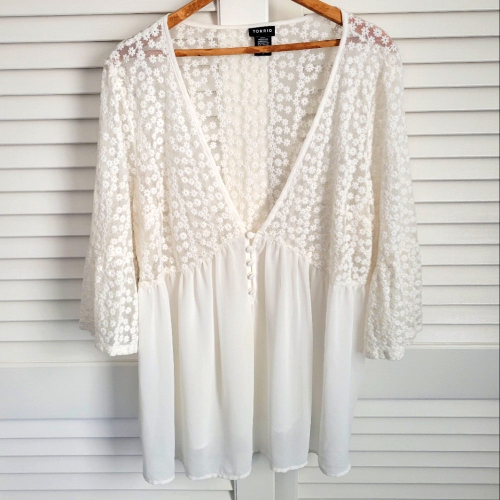 EUC Torrid Lace Inlet Peasant Babydoll Blouse, size Torrid 2